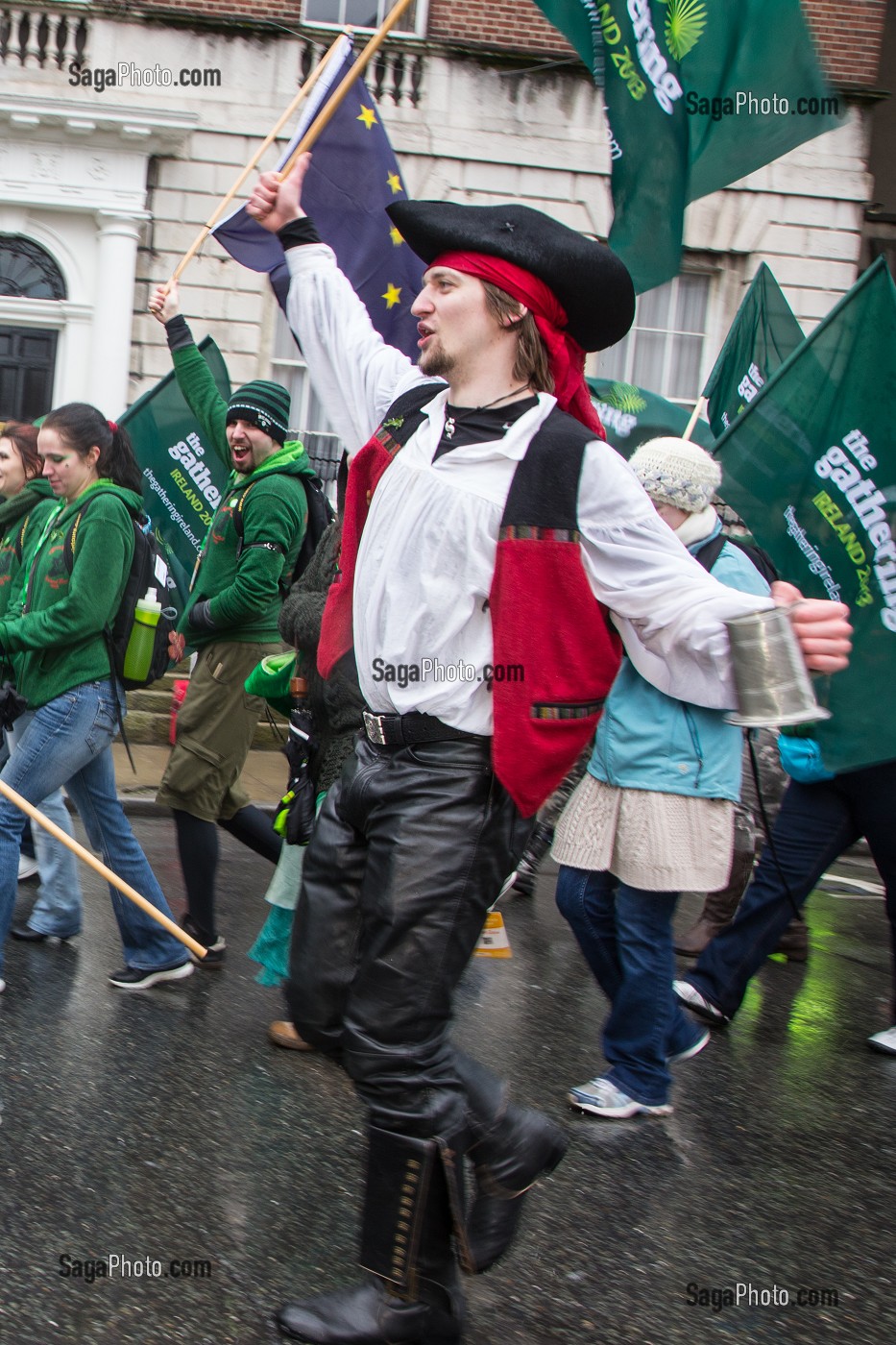 PARTICIPANT DEGUISE EN PIRATE AU RASSEMBLEMENT DES COMMUNAUTES IRLANDAISES (THE GATHERING 2013), FETE DE LA SAINT-PATRICK, SAINT PATRICK'S DAY, DUBLIN, IRLANDE 