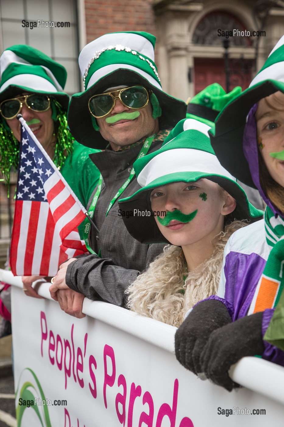 FAMILLE AMERICAINE PARTICIPANT AU RASSEMBLEMENT DES COMMUNAUTES IRLANDAISES (THE GATHERING 2013), FETE DE LA SAINT-PATRICK, SAINT PATRICK'S DAY, DUBLIN, IRLANDE 