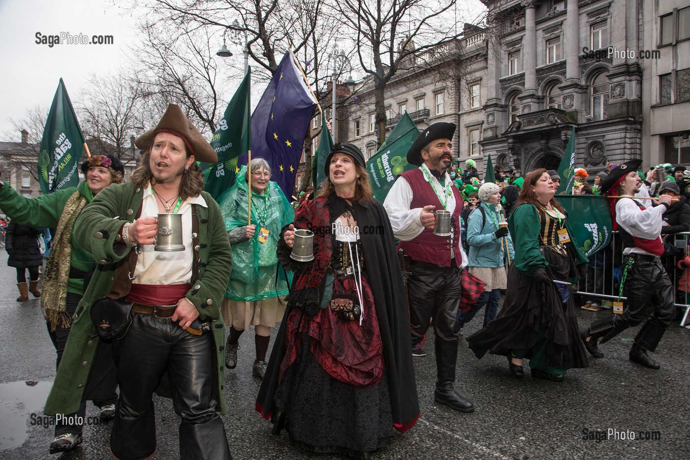 PARTICIPANTS DEGUISES EN PIRATES AU RASSEMBLEMENT DES COMMUNAUTES IRLANDAISES (THE GATHERING 2013), FETE DE LA SAINT-PATRICK, SAINT PATRICK'S DAY, DUBLIN, IRLANDE 