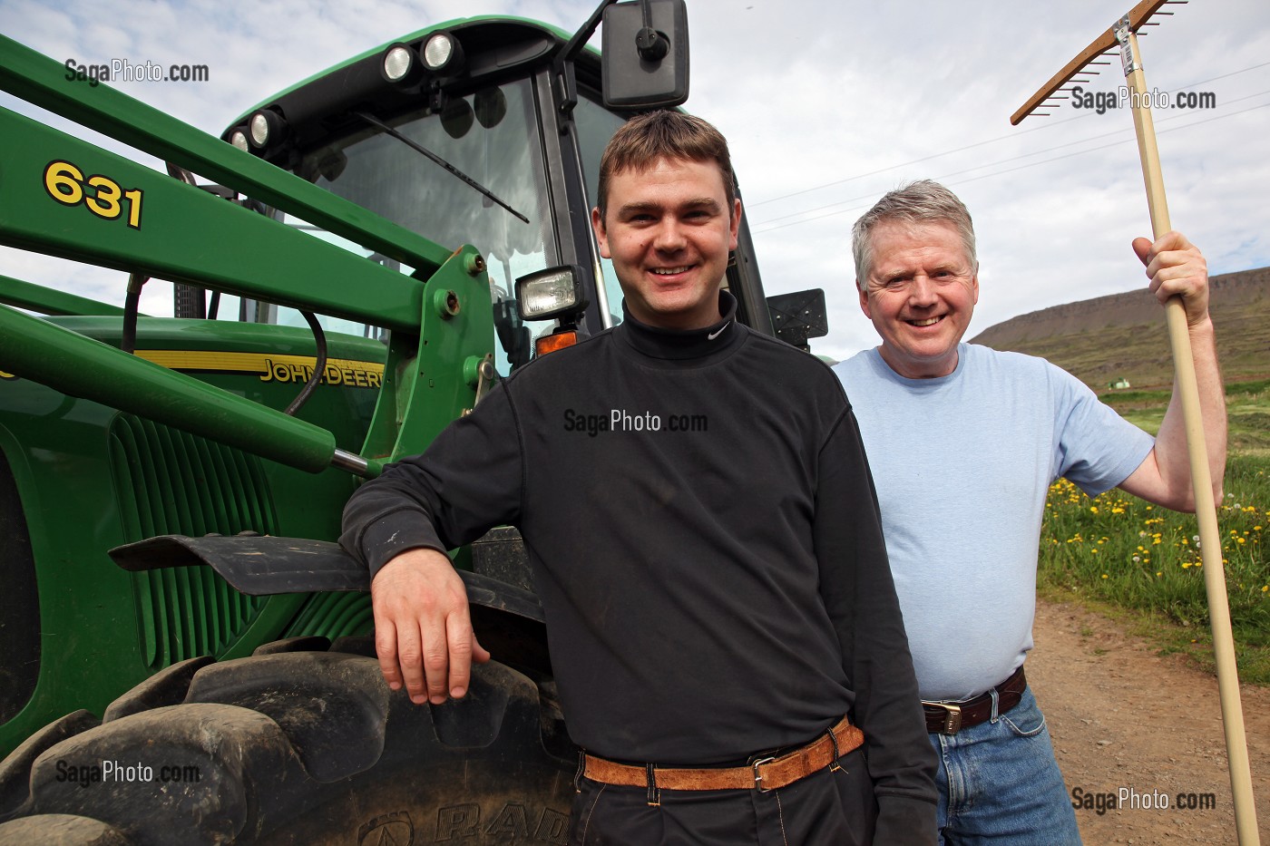PORTRAIT DE LA FAMILLE DE BALDUR BENJAMINSSON, MANAGER OF ASSOCIATION OF DAIRY AND BEEF CATTLE FARMERS, ENVIRON D'AKUREYRI, NORD DE L'ISLANDE, EUROPE, ISLANDE 