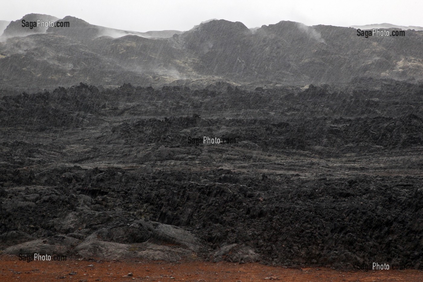 LEIRHNJUKUR PRES DE LA CENTRALE GEOTHERMIQUE, ZONE GEOTHERMALE DE NAMAFJALL AUX DEPOTS VOLCANIQUES MULTICOLORES, VERITABLE DEDALE DE SOLFATARES ET DE JAILLISSEMENTS DE BOUES BOUILLONNANTES, REGION DU LAC MYVATN, NORD DE L'ISLANDE, EUROPE, ISLANDE 