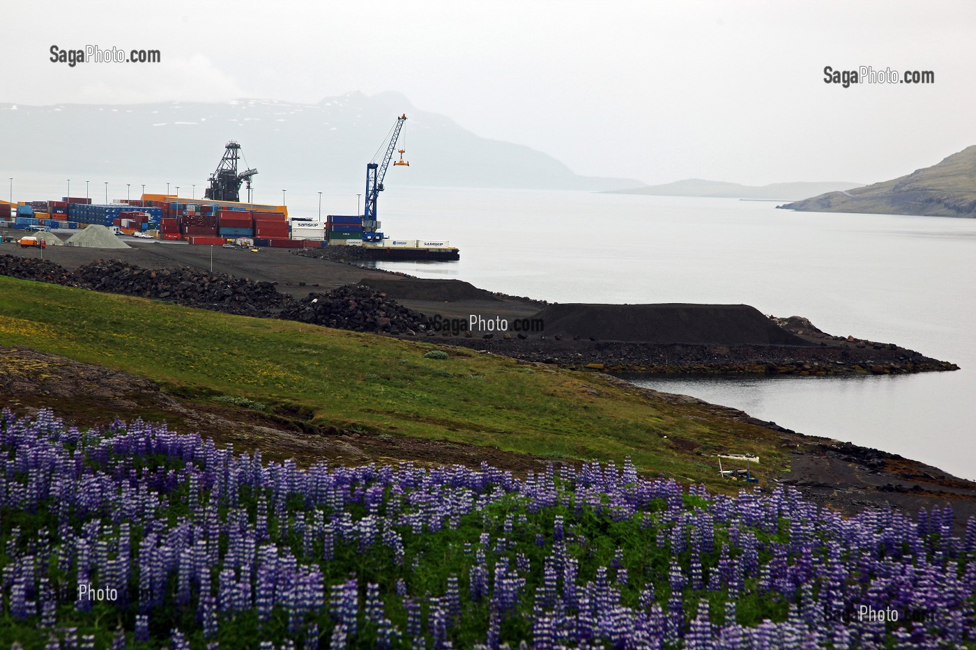 USINE D'ALUMINIUM D' ALCOA PRES DE LA VILLE DE REYDARFJORDUR, PROJET CONTROVERSE CAUSE DEGATS ECOLOGIQUES, ISLANDE DE L'EST, EUROPE, ISLANDE 