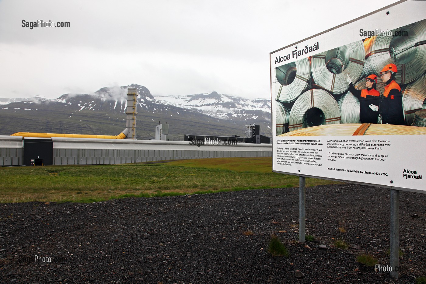 USINE D'ALUMINIUM D' ALCOA PRES DE LA VILLE DE REYDARFJORDUR, PROJET CONTROVERSE CAUSE DEGATS ECOLOGIQUES, ISLANDE DE L'EST, EUROPE, ISLANDE 