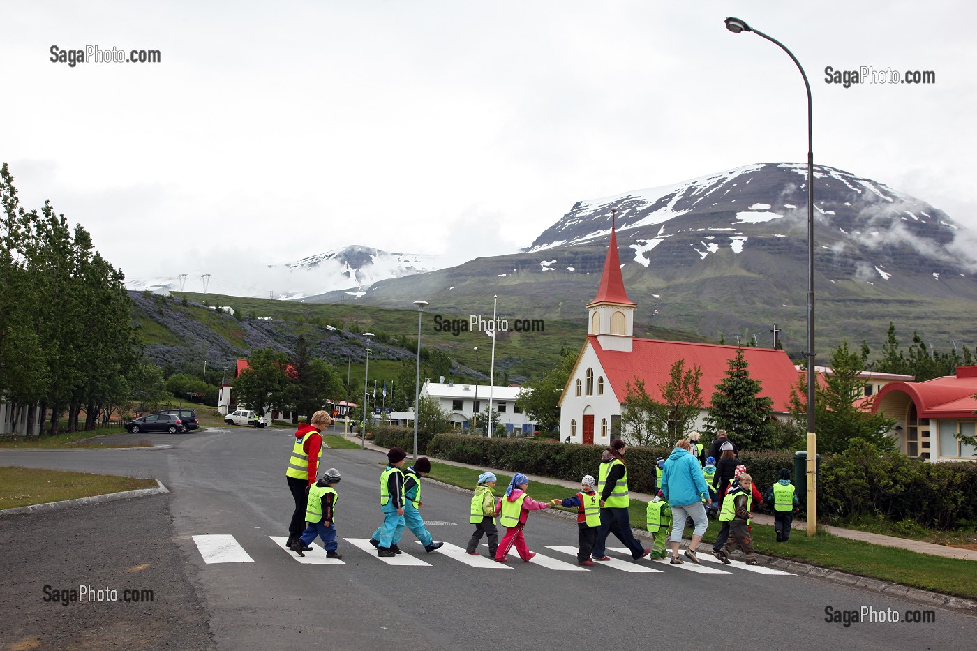 GROUPE D'ECOLIERS DANS LES RUES DE LA VILLE DE REYDARFJORDUR PRES DE L' USINE D'ALUMINIUM D' ALCOA, PROJET CONTROVERSE CAUSE DEGATS ECOLOGIQUES, ISLANDE DE L'EST, EUROPE, ISLANDE 