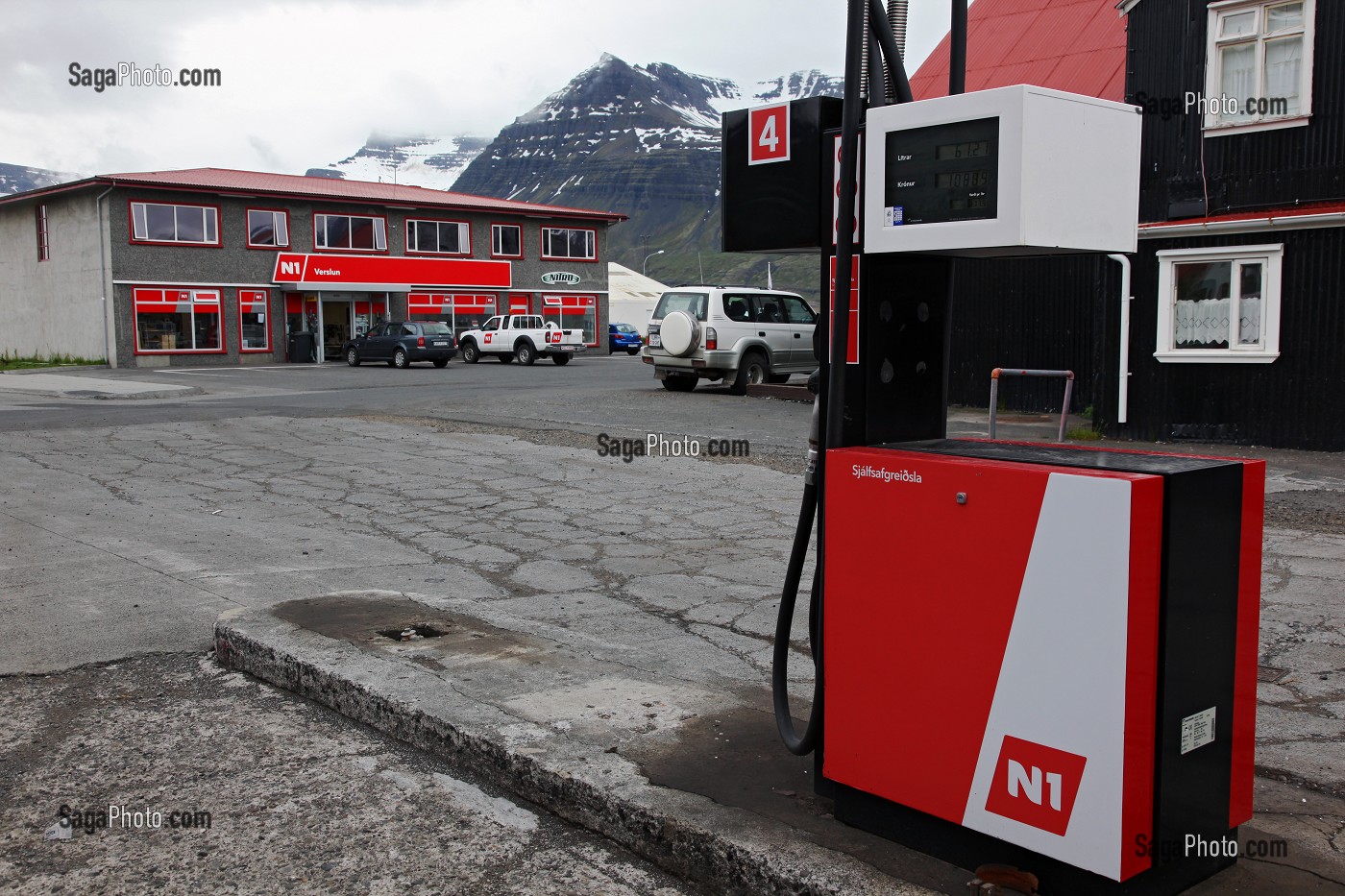 STATION ESSENCE N1 DE LA VILLE DE REYDARFJORDUR PRES DE L' USINE D'ALUMINIUM D' ALCOA, PROJET CONTROVERSE CAUSE DEGATS ECOLOGIQUES, ISLANDE DE L'EST, EUROPE, ISLANDE 