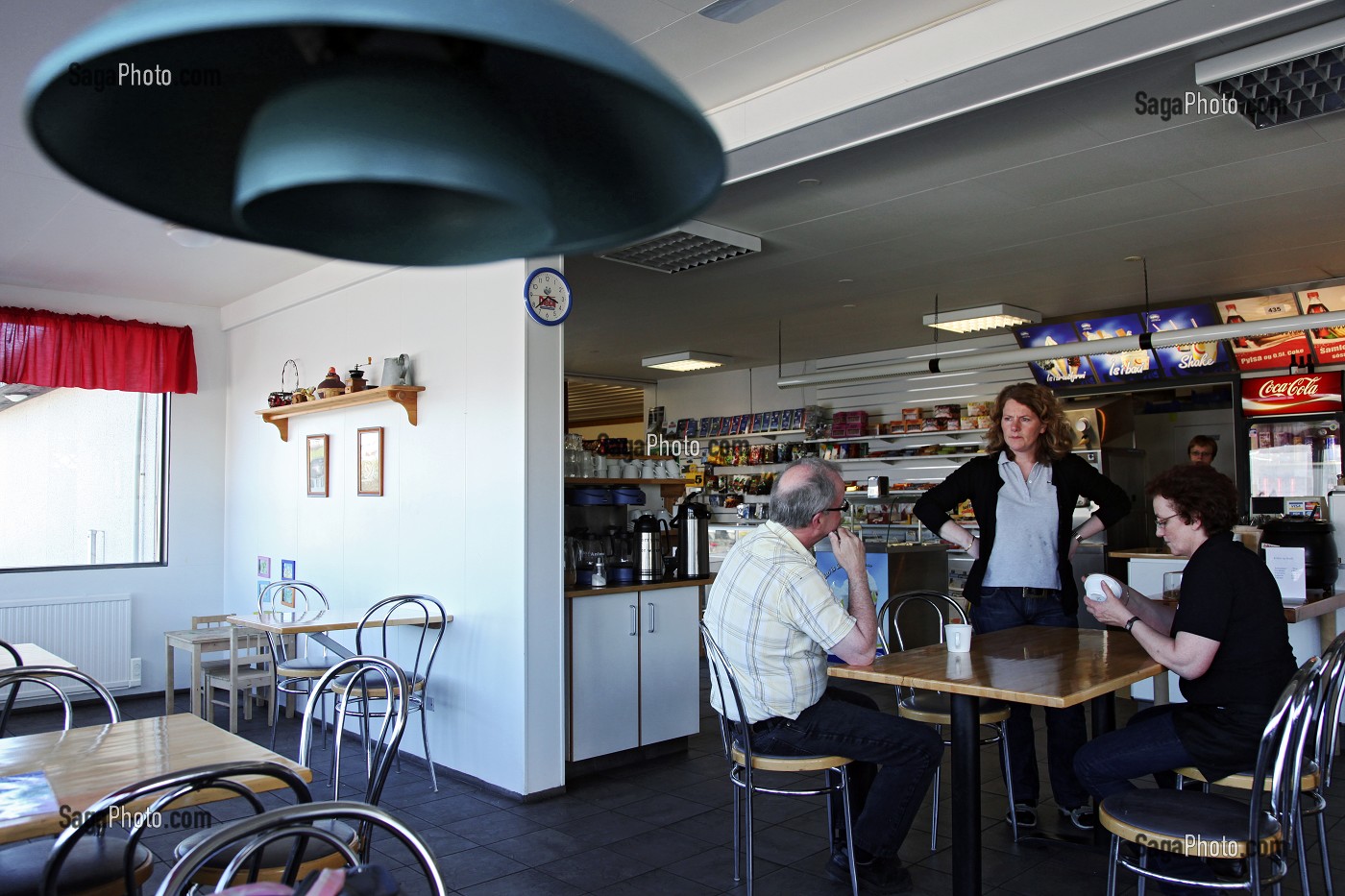 SNACK BAR AVEC PERSONNAGES DU PORT DE PECHE DE DJUPIVOGUR, FJORD DE L' EST DE L'ISLANDE, EUROPE, ISLANDE 