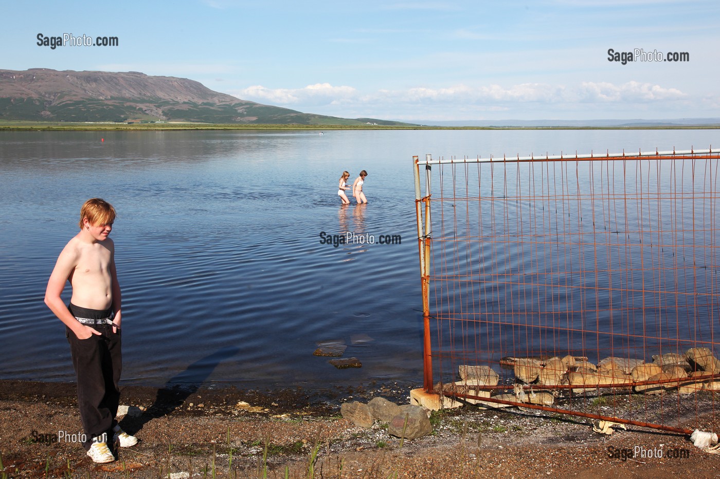 LAC DE LAUGARVATN AVEC PERSONNAGES, SUR LA BERGE DES FUMEROLLES, CERCLE D'OR, GOLDEN CIRCLE, SUD DE L'ISLANDE, EUROPE, ISLANDE 