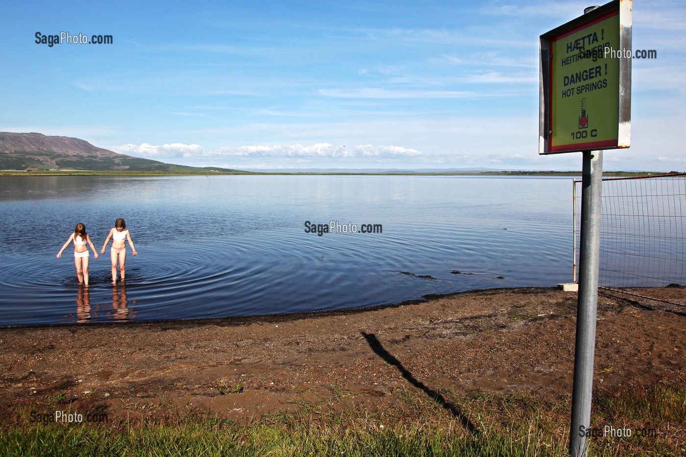 LAC DE LAUGARVATN AVEC PERSONNAGES, SUR LA BERGE DES FUMEROLLES, CERCLE D'OR, GOLDEN CIRCLE, SUD DE L'ISLANDE, EUROPE, ISLANDE 