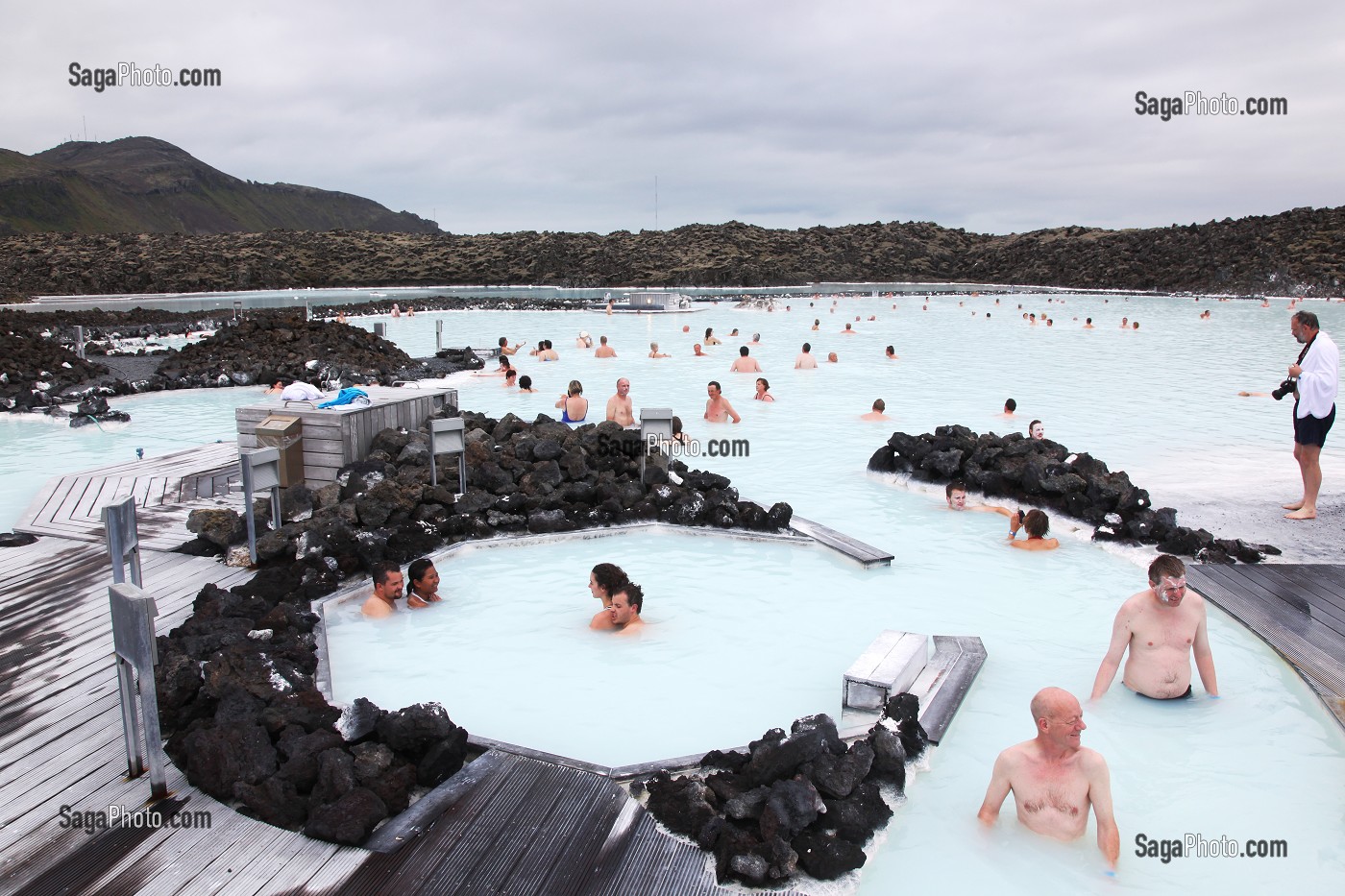 BLUE LAGOON BASSIN ARTIFICIEL D'EAU CHAUDE NATURELLE, EAU BLEUE LAITEUSE, SILICE, CALCAIRE ET ALGUE BLEUE-VERT, PRES DE LA CENTRALE GEOTHERMIQUE DE SVARTSENGI, LIEU TOURISTISQUE ENTRE REYKJAVIK ET L'AEROPORT DE KEFLAVIK, EUROPE, ISLANDE 