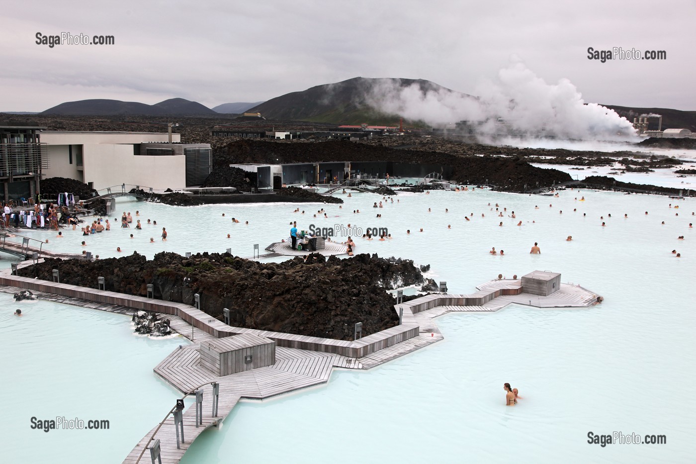 BLUE LAGOON BASSIN ARTIFICIEL D'EAU CHAUDE NATURELLE, EAU BLEUE LAITEUSE, SILICE, CALCAIRE ET ALGUE BLEUE-VERT, PRES DE LA CENTRALE GEOTHERMIQUE DE SVARTSENGI, LIEU TOURISTISQUE ENTRE REYKJAVIK ET L'AEROPORT DE KEFLAVIK, EUROPE, ISLANDE 