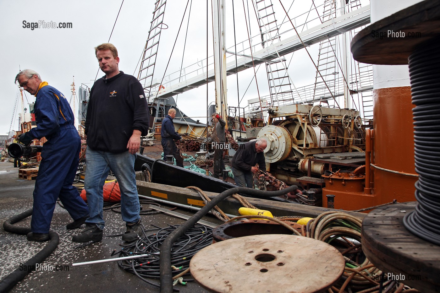 CHASSE A LA BALEINE, EQUIPAGE D'UN NAVIRE BALEINIER DE KRISTJAN LOFTSSON PRET A APPAREILLER DANS LE PORT DE REYKJAVIK, ISLANDE, EUROPE 