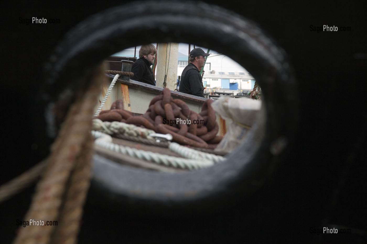 CHASSE A LA BALEINE, EQUIPAGE D'UN NAVIRE BALEINIER DE KRISTJAN LOFTSSON PRET A APPAREILLER DANS LE PORT DE REYKJAVIK, ISLANDE, EUROPE 