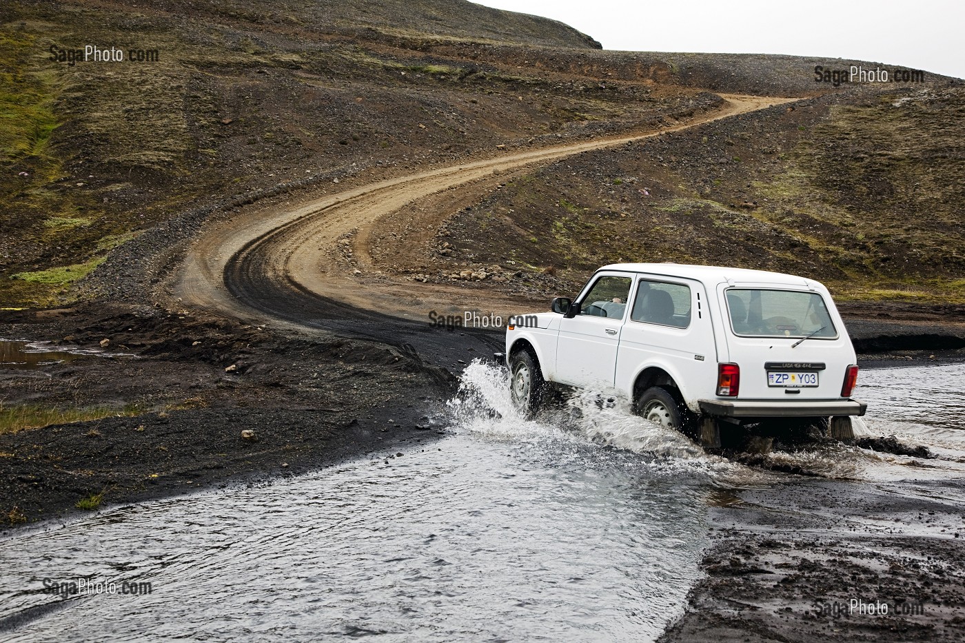 PASSAGE D'UN GUE EN VEHICULE 4X4 DANS LA FAILLE DE L'ELDGJA, REGION MONTAGNEUSE DE FJALLABAK, HAUTES TERRES D’ISLANDE, EUROPE 