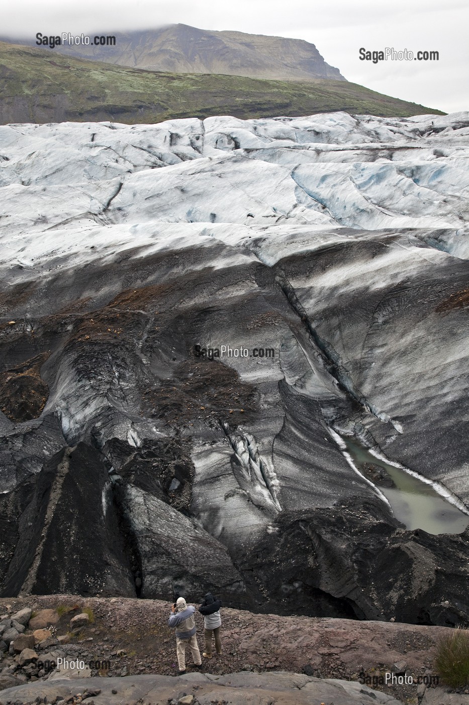RANDONNEURS DEVANT LE LE GLACIER SVINAFELLSJOKULL PRES DU PARC NATIONAL DE SKAFTAFELL, ISLANDE, EUROPE 