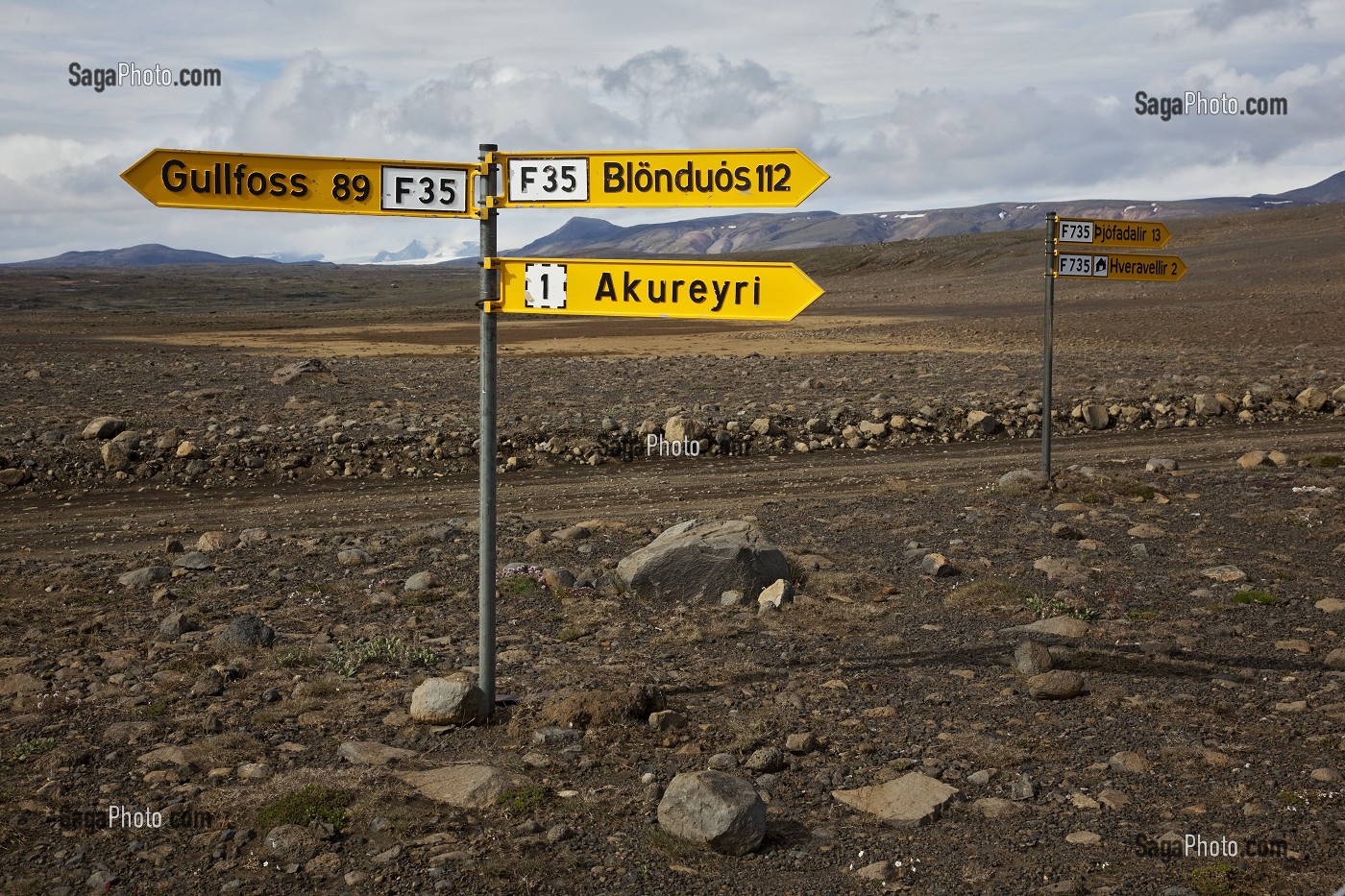 PANNEAUX DE SIGNALISATION ROUTIERE SUR LES PISTES DES MONTS KERLINGARFJOLL SITUES PRES DE LA ROUTE F35 DE KJOLUR, HAUTES TERRES D’ISLANDE, EUROPE 