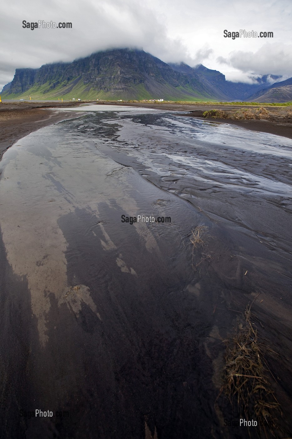 CHAMP RECOUVERT DE CENDRES ET D'UNE COULEE DE LAVE SUITE AUX ERUPTIONS DU VOLCAN EYJAFJALLAJOKULL LES 20 MARS ET 14 AVRIL 2010, ISLANDE, EUROPE 