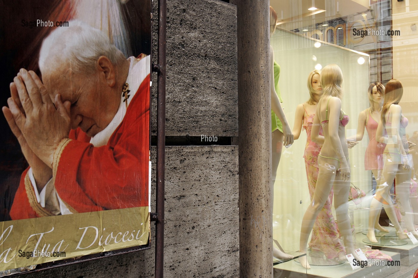 AFFICHE DU PAPE JEAN-PAUL II COTOYANT UNE BOUTIQUE DE LINGERIE, VIA DEL CORSO, ROME, ITALIE 