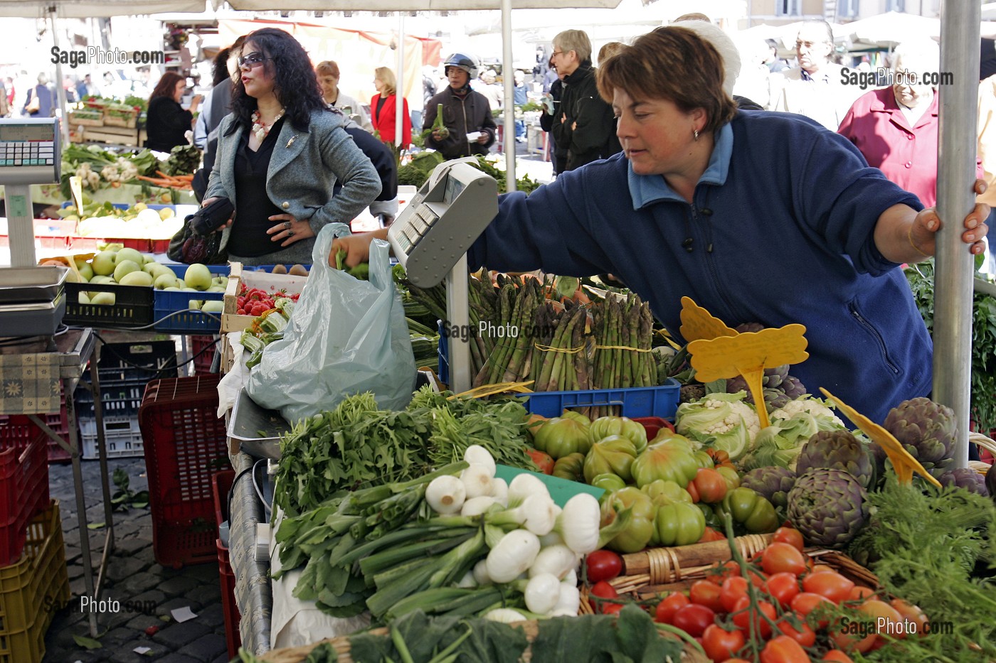 MARCHE AUX LEGUMES SUR LE CAMPO DEI FIORI, ROME, ITALIE 