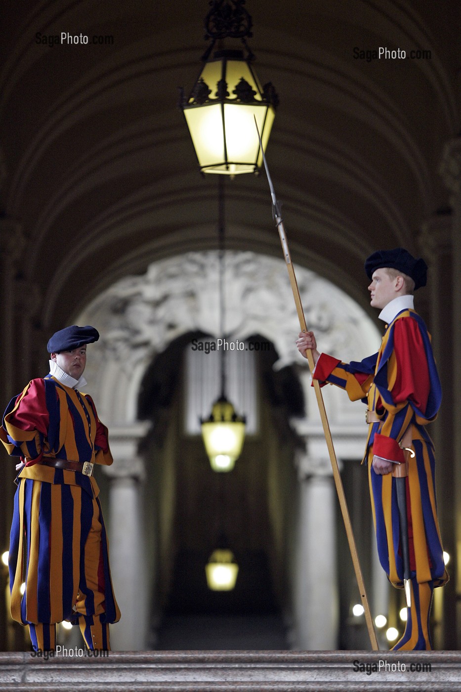 GARDES SUISSES AU PALAIS DU VATICAN, ROME, ITALIE 