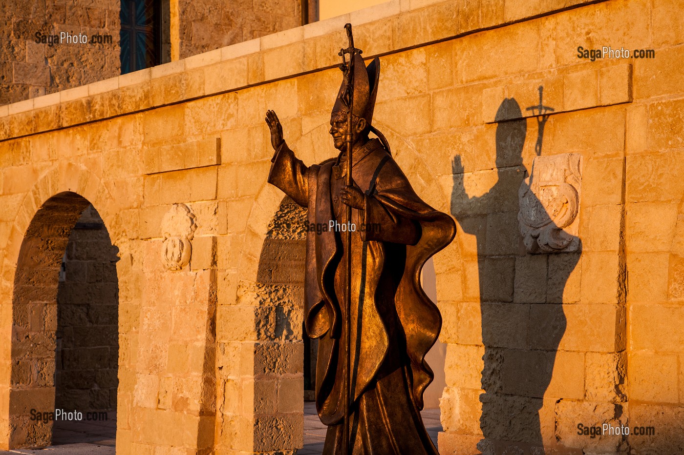 STATUE DE GIOVANNI XXIII, PARVIS DE LA BASILIQU SANTA MARIA DE FINIBUS TERRAE, PIAZZA (PLACE) DI GIOVANNI XXIII, SANTA MARIA DI LEUCA, LES POUILLES, ITALIE 