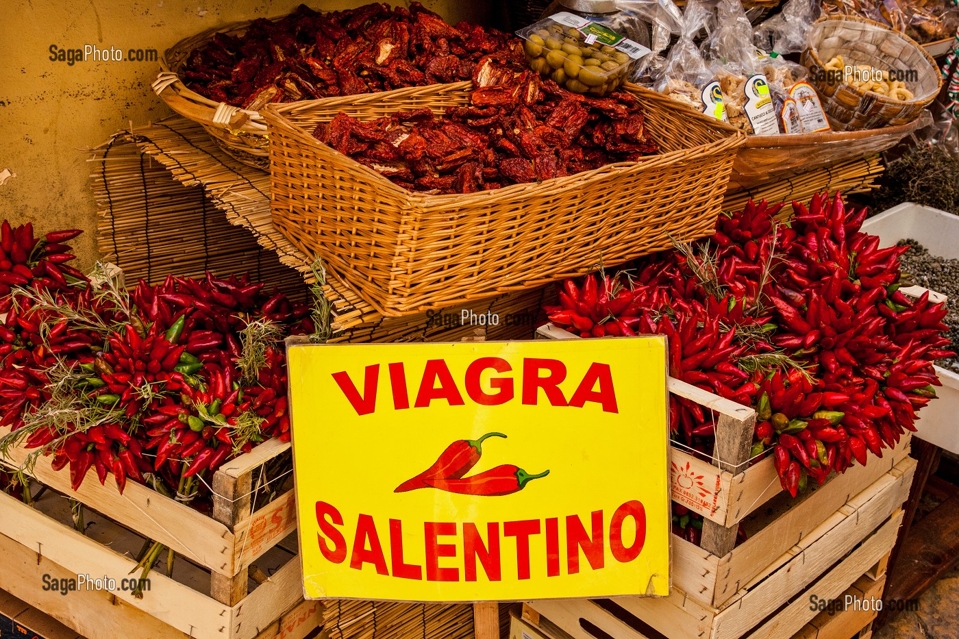 ETALAGE DE PIMENTS ROUGES, VIAGRA NATUREL, CENTRE DE GALLIPOLI, LES POUILLES, ITALIE 