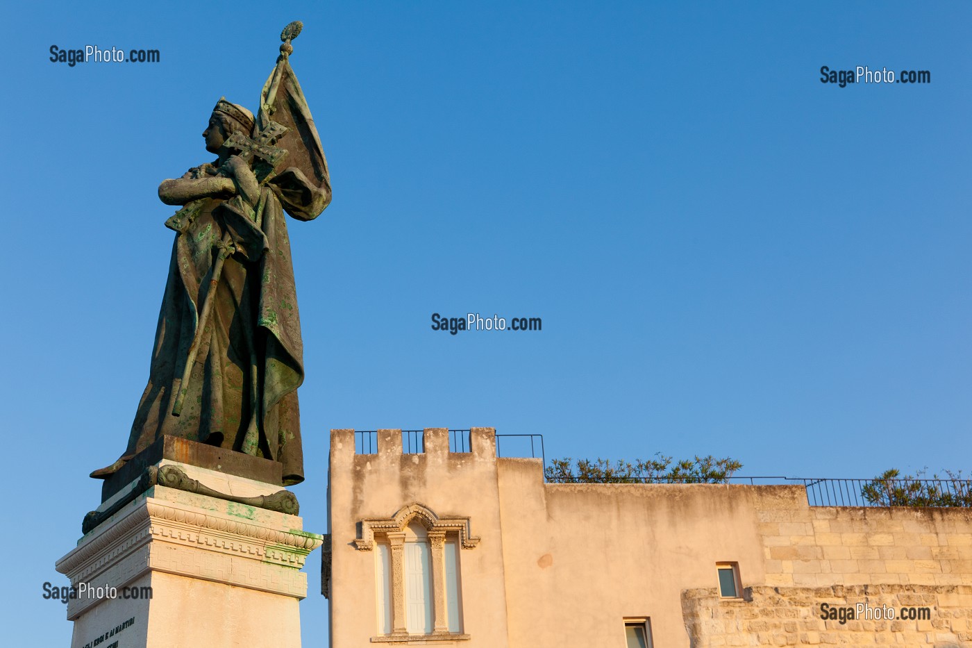 STATUE DE CHRISTOPHE COLOMB, EXPLORATEUR ITALIEN ENVOYE A OTRANTE PAR LE ROI ET LA REINE D'ESPAGNE POUR DEFENDRE LES COTES DE LEURS ETATS CONTRE L'INVASION TURQUE, OTRANTE (OTRANTO), LES POUILLES, ITALIE 
