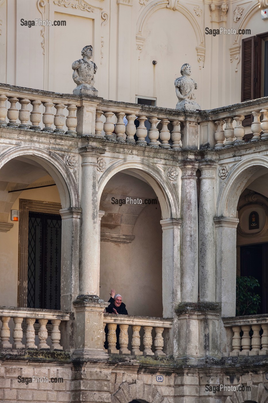 SEMINARISTE AU PALAIS DU SEMINAIRE, PLACE DEL DUOMO, LECCE, LES POUILLES, ITALIE 