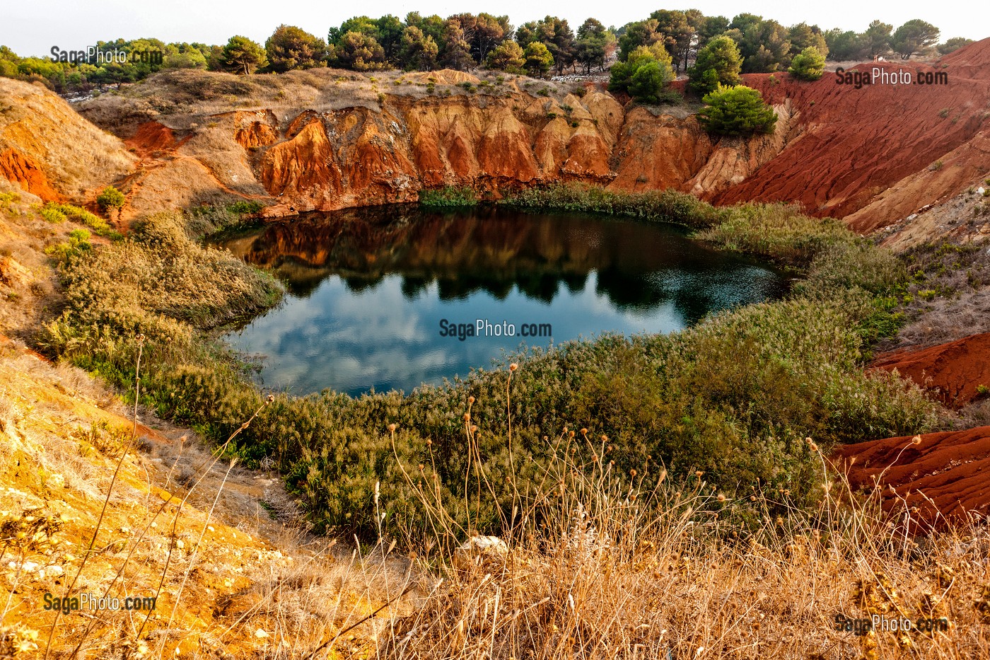 CARRIERE DE BAUXITE ABANDONNEE, OTRANTE (OTRANTO), LES POUILLES, ITALIE 
