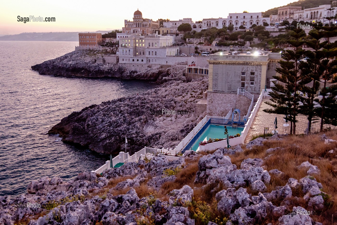 SANTA CESAREA TERME SUR LA COTE DE LA MER ADRIATIQUE, LES POUILLES, ITALIE 