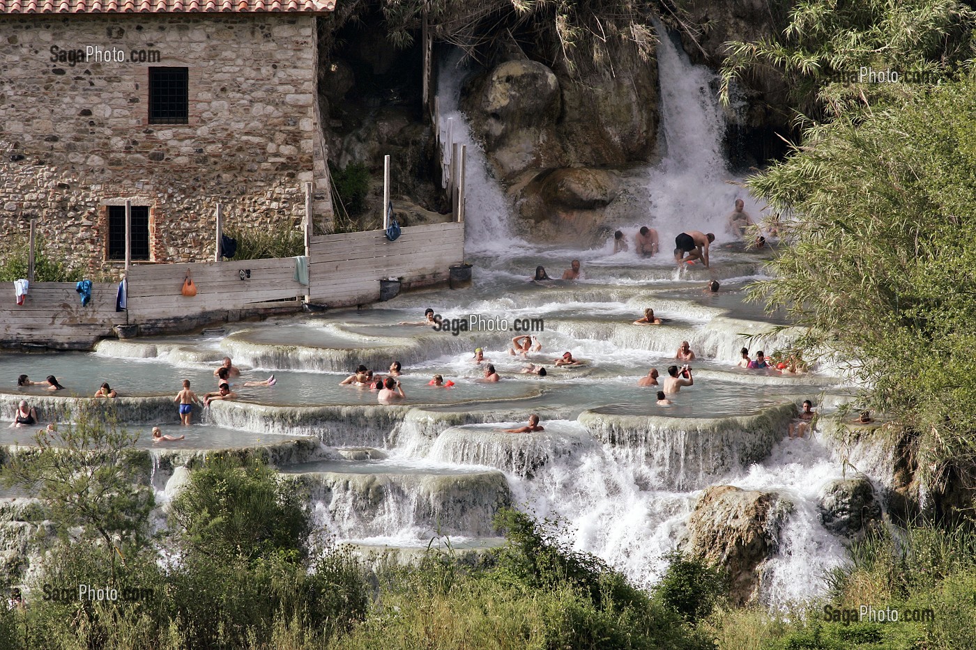 CASCADE DEL GORELLO, SOURCE D'EAUX THERMALES (37 DEGRE CELSIUS), BAGNOIRES NATURELLES OU VASQUES CALCAIRES EN CASCADES CREUSEES DANS LE TUF (CALCAIRE) UTILISEES DEPUIS LES ROMAINS POUR LE SOIN DU CORPS, THERMES DE SATURNIA, TOSCANE, ITALIE 