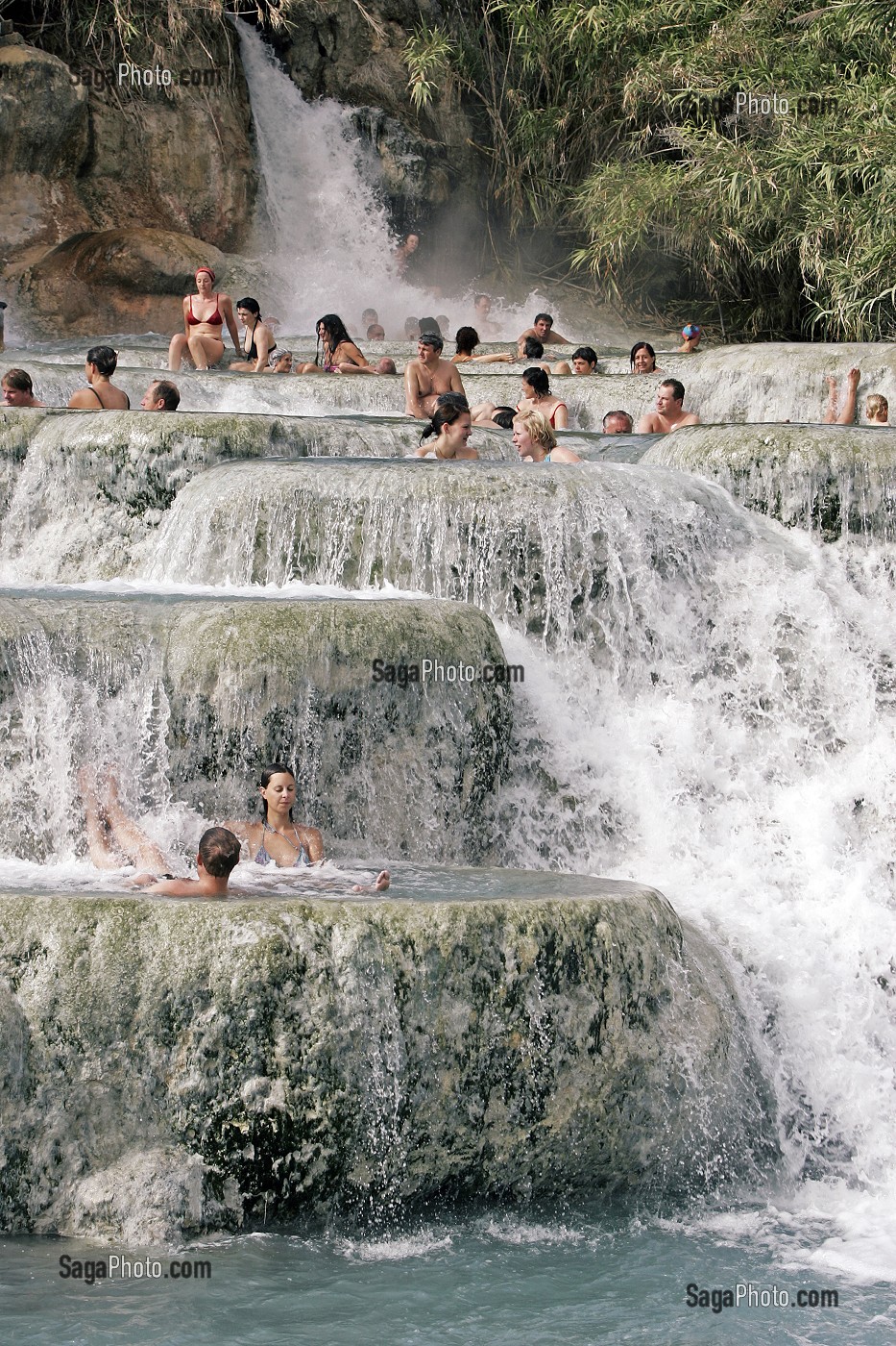 CASCADE DEL GORELLO, SOURCE D'EAUX THERMALES (37 DEGRE CELSIUS), BAGNOIRES NATURELLES OU VASQUES CALCAIRES EN CASCADES CREUSEES DANS LE TUF (CALCAIRE) UTILISEES DEPUIS LES ROMAINS POUR LE SOIN DU CORPS, THERMES DE SATURNIA, TOSCANE, ITALIE 