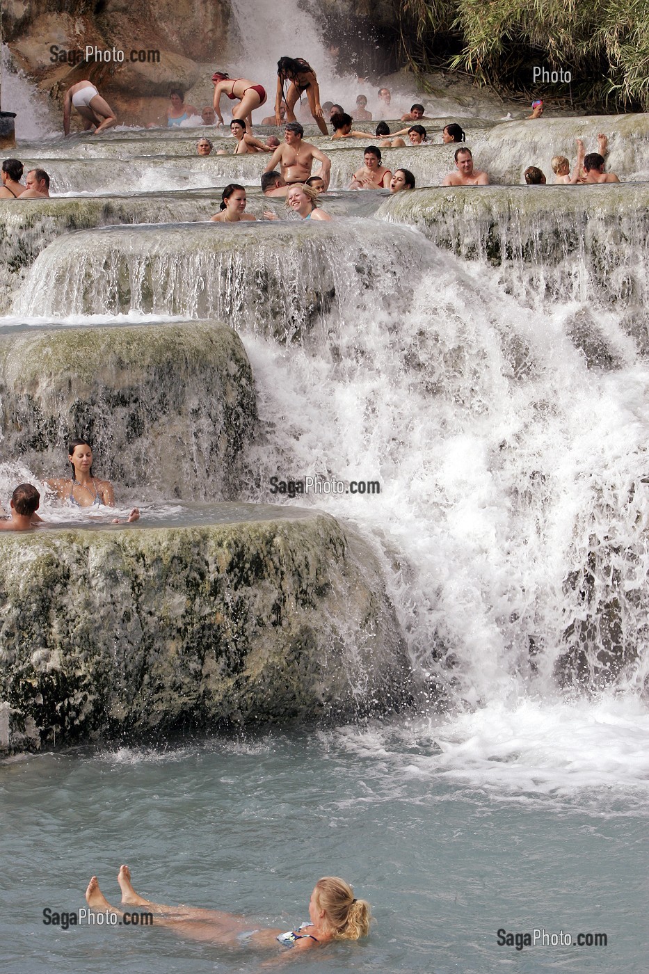 CASCADE DEL GORELLO, SOURCE D'EAUX THERMALES (37 DEGRE CELSIUS), BAGNOIRES NATURELLES OU VASQUES CALCAIRES EN CASCADES CREUSEES DANS LE TUF (CALCAIRE) UTILISEES DEPUIS LES ROMAINS POUR LE SOIN DU CORPS, THERMES DE SATURNIA, TOSCANE, ITALIE 