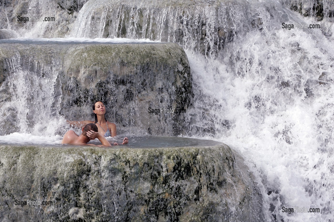 CASCADE DEL GORELLO, SOURCE D'EAUX THERMALES (37 DEGRE CELSIUS), BAGNOIRES NATURELLES OU VASQUES CALCAIRES EN CASCADES CREUSEES DANS LE TUF (CALCAIRE) UTILISEES DEPUIS LES ROMAINS POUR LE SOIN DU CORPS, THERMES DE SATURNIA, TOSCANE, ITALIE 