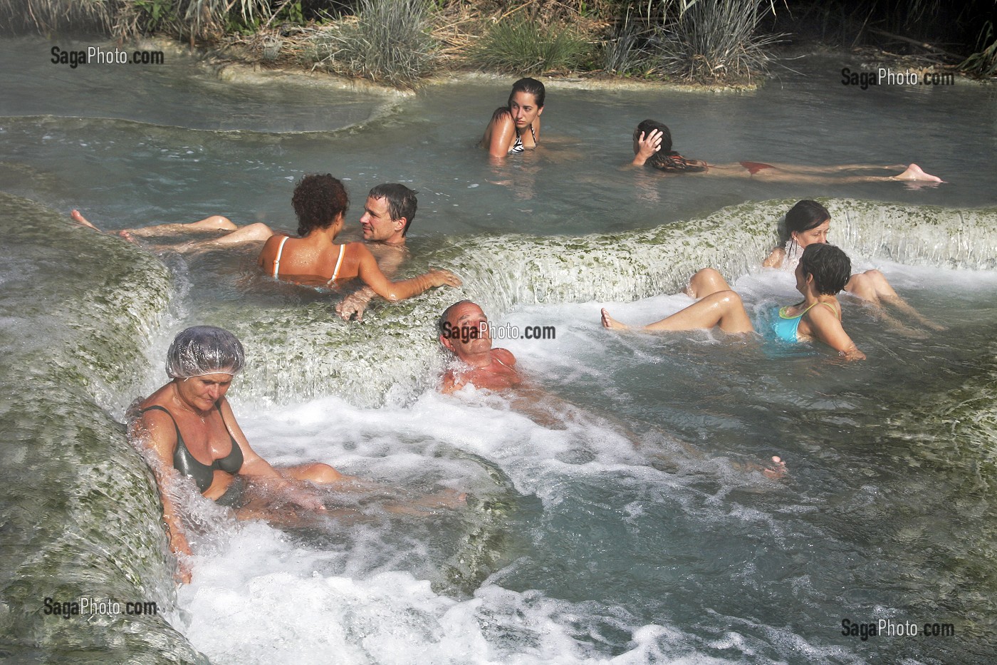 CASCADE DEL GORELLO, SOURCE D'EAUX THERMALES (37 DEGRE CELSIUS), BAGNOIRES NATURELLES OU VASQUES CALCAIRES EN CASCADES CREUSEES DANS LE TUF (CALCAIRE) UTILISEES DEPUIS LES ROMAINS POUR LE SOIN DU CORPS, THERMES DE SATURNIA, TOSCANE, ITALIE 