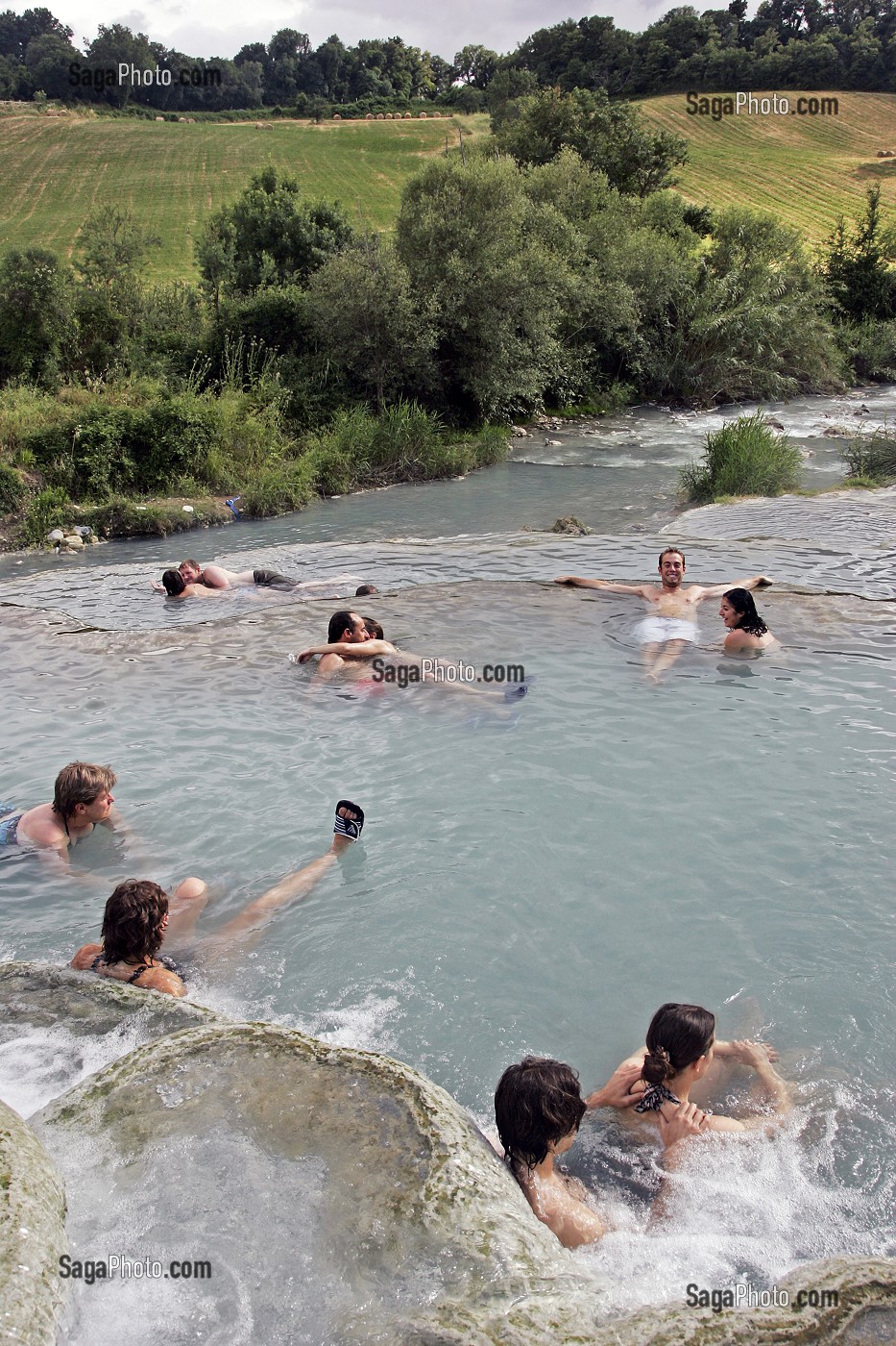 CASCADE DEL GORELLO, SOURCE D'EAUX THERMALES (37 DEGRE CELSIUS), BAGNOIRES NATURELLES OU VASQUES CALCAIRES EN CASCADES CREUSEES DANS LE TUF (CALCAIRE) UTILISEES DEPUIS LES ROMAINS POUR LE SOIN DU CORPS, THERMES DE SATURNIA, TOSCANE, ITALIE 