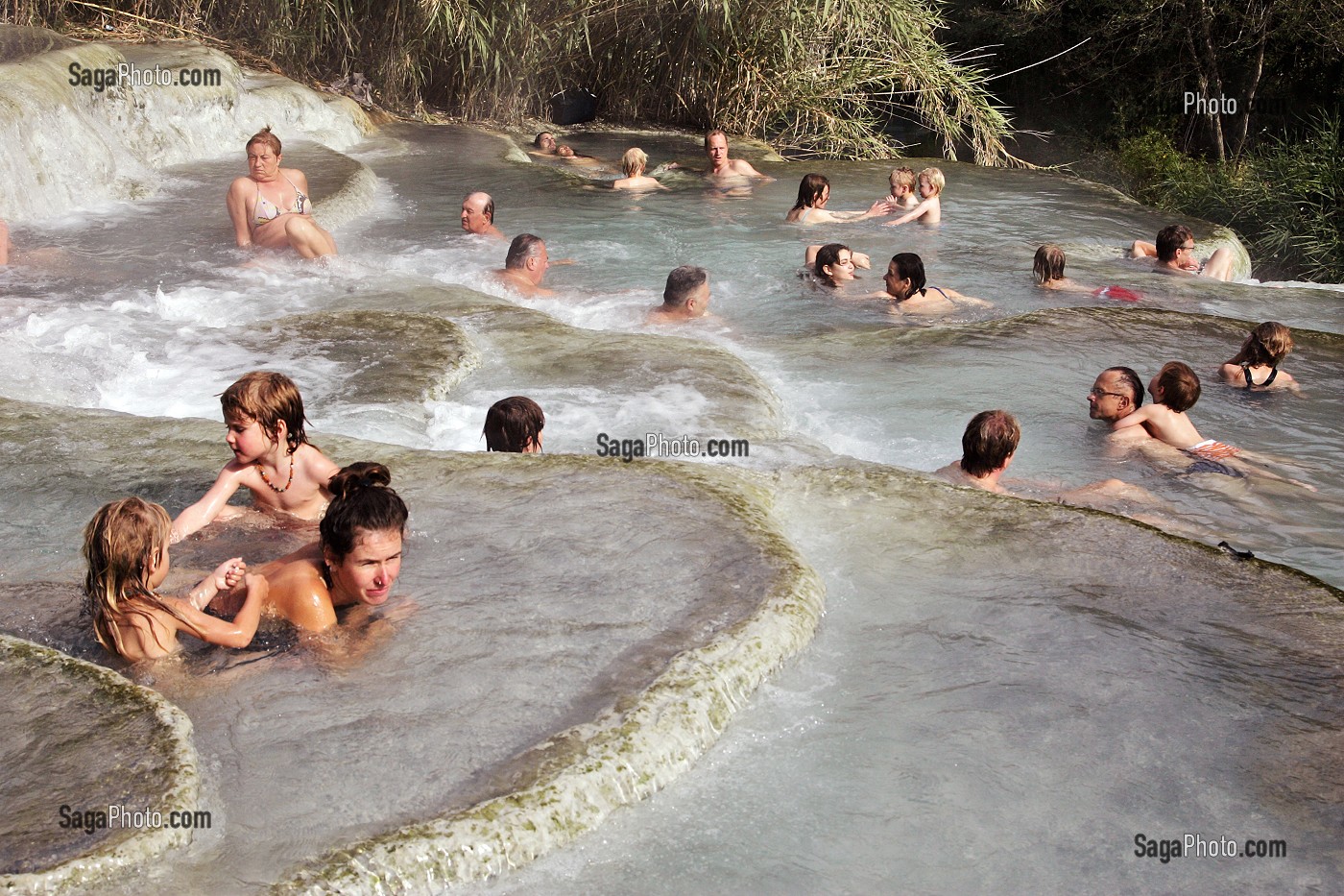 CASCADE DEL GORELLO, SOURCE D'EAUX THERMALES (37 DEGRE CELSIUS), BAGNOIRES NATURELLES OU VASQUES CALCAIRES EN CASCADES CREUSEES DANS LE TUF (CALCAIRE) UTILISEES DEPUIS LES ROMAINS POUR LE SOIN DU CORPS, THERMES DE SATURNIA, TOSCANE, ITALIE 