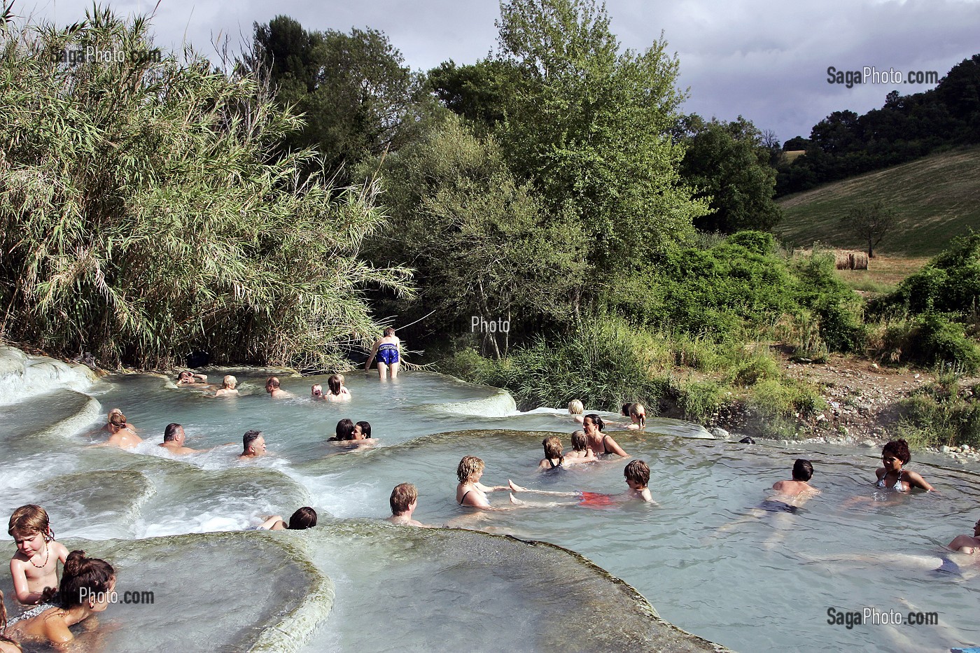 CASCADE DEL GORELLO, SOURCE D'EAUX THERMALES (37 DEGRE CELSIUS), BAGNOIRES NATURELLES OU VASQUES CALCAIRES EN CASCADES CREUSEES DANS LE TUF (CALCAIRE) UTILISEES DEPUIS LES ROMAINS POUR LE SOIN DU CORPS, THERMES DE SATURNIA, TOSCANE, ITALIE 