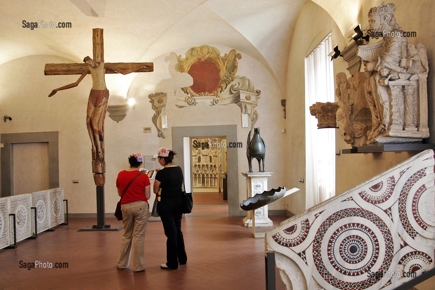GRAND CRUCIFIX PEINT ET GRIFFON ISLAMIQUE EN BRONZE DESTINE AU DUOMO, MUSEO DELL'OPERA DEL DUOMO (MUSEE DE L'OPERA DE LA CATHEDRALE), CAMPO DEI MIRACOLI, PISE, TOSCANE, ITALIE 
