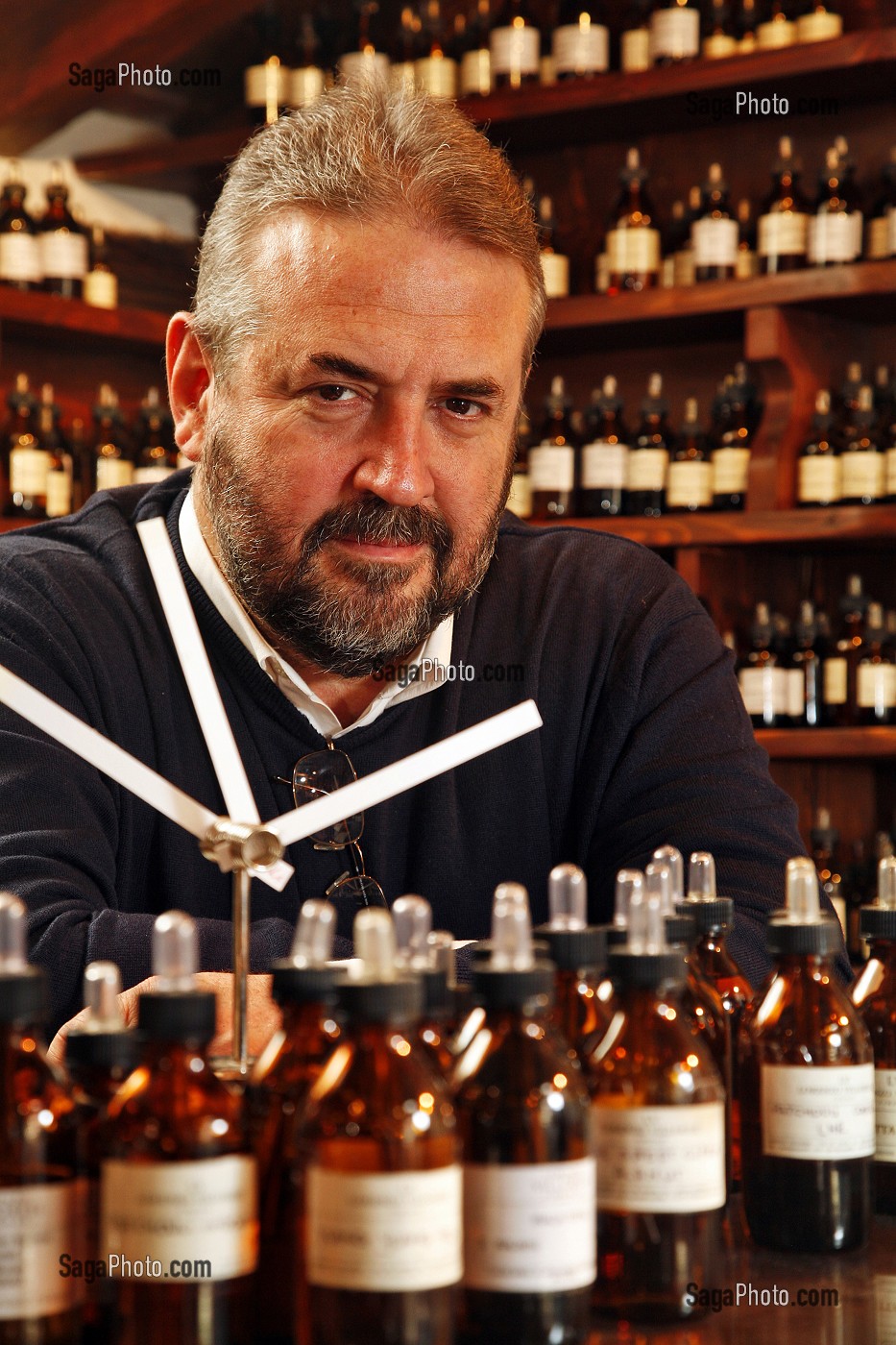 LORENZO VILLORESI, ARTISTE PARFUMEUR INDEPENDANT. LAUREATE DU PRIX INTERNATIONAL FRANCOIS COTY 2006 DU MEILLEUR ARTISTE PARFUMEUR. IL EST L'INITIATEUR DE LA NOUVELLE 'TENDANCE' DES PARFUMS PERSONNALISES OU 'SUR MESURE', EN OUVRANT SON ATELIER A SES CLIENTS. IL A CREE EGALEMENT SA PROPRE MARQUE, FLORENCE, TOSCANE, ITALIE 