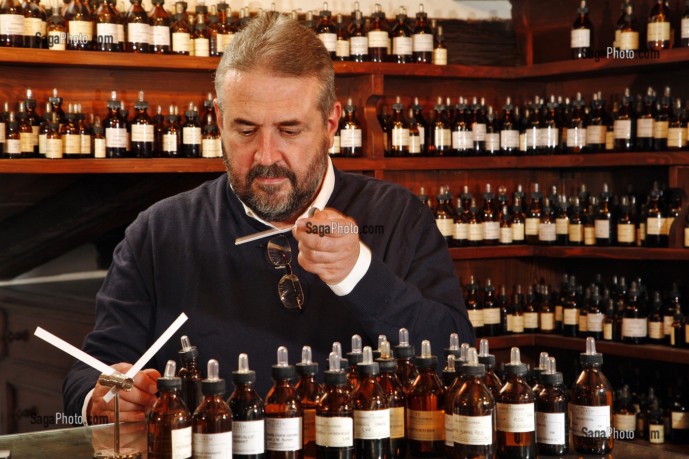 LORENZO VILLORESI, ARTISTE PARFUMEUR INDEPENDANT. LAUREATE DU PRIX INTERNATIONAL FRANCOIS COTY 2006 DU MEILLEUR ARTISTE PARFUMEUR. IL EST L'INITIATEUR DE LA NOUVELLE 'TENDANCE' DES PARFUMS PERSONNALISES OU 'SUR MESURE', EN OUVRANT SON ATELIER A SES CLIENTS. IL A CREE EGALEMENT SA PROPRE MARQUE, FLORENCE, TOSCANE, ITALIE 