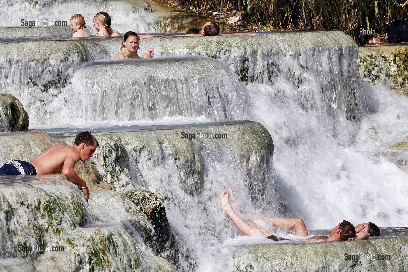 CASCADE DEL GORELLO, SOURCE D'EAUX THERMALES (37 DEGRE CELSIUS), BAGNOIRES NATURELLES OU VASQUES CALCAIRES EN CASCADES CREUSEES DANS LE TUF (CALCAIRE) UTILISEES DEPUIS LES ROMAINS POUR LE SOIN DU CORPS, THERMES DE SATURNIA, TOSCANE, ITALIE 