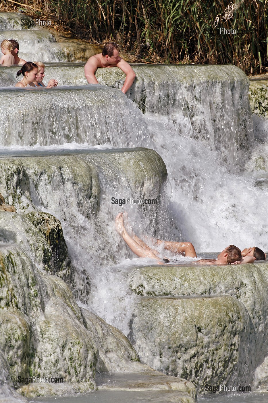 CASCADE DEL GORELLO, SOURCE D'EAUX THERMALES (37 DEGRE CELSIUS), BAGNOIRES NATURELLES OU VASQUES CALCAIRES EN CASCADES CREUSEES DANS LE TUF (CALCAIRE) UTILISEES DEPUIS LES ROMAINS POUR LE SOIN DU CORPS, THERMES DE SATURNIA, TOSCANE, ITALIE 