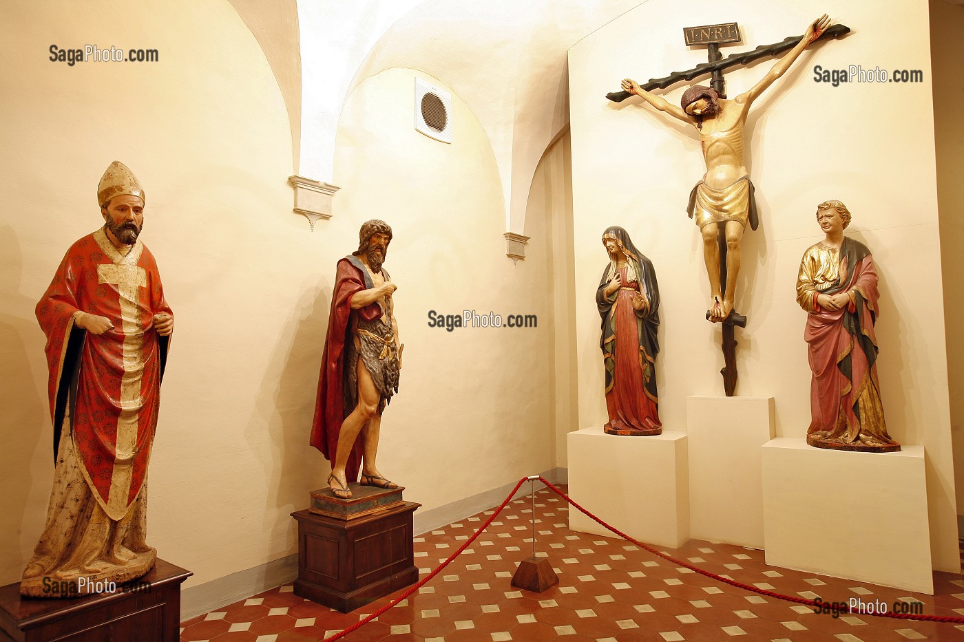 CRUCIFIX DE GIOVANNI PISANO ET BUSTES DE FRANCESCO DI VALDAMBRINO, MUSEO DELL'OPERA DEL DUOMO, PIAZZA DELLA QUERCIA, SIENNE, TOSCANE, ITALIE 