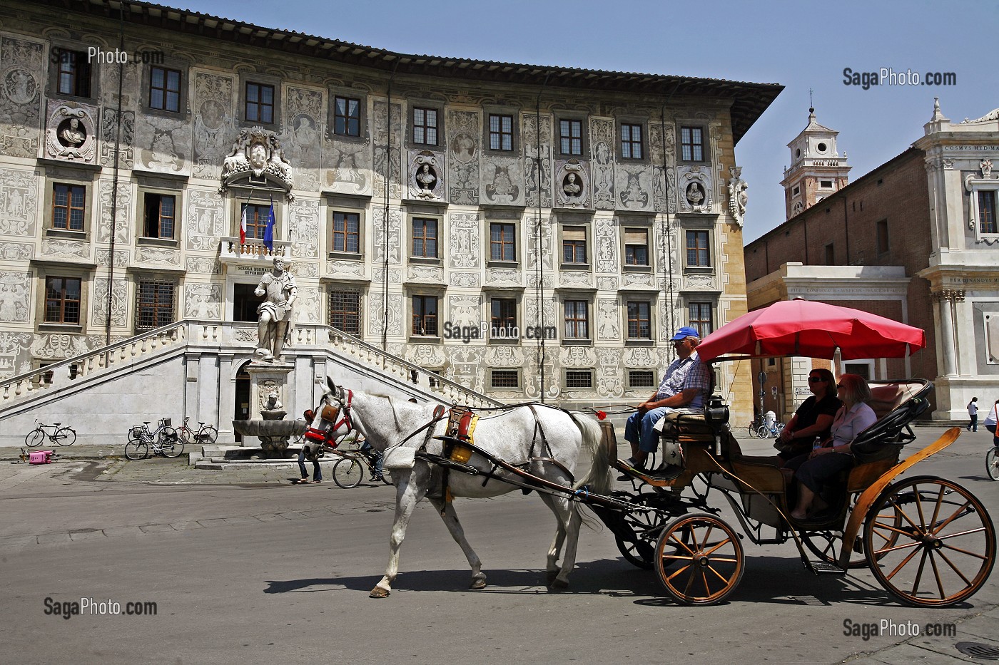 CALECHE DEVANT LE PALAZZO DEI CAVALIERI ABRITE L'ECOLE NORMALE SUPERIEURE, PIAZZA DEI CAVALIERI, PISE, TOSCANE, ITALIE 