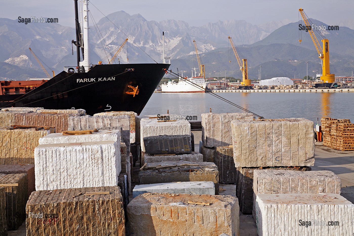 BLOCS DE MARBRE DE CARRARE EN ATTENTE DE TRANSPORT, EXPORTATION DANS LE MONDE ENTIER, QUAI DU PORT DE MARINA DI CARRARA, TOSCANE, ITALIE 