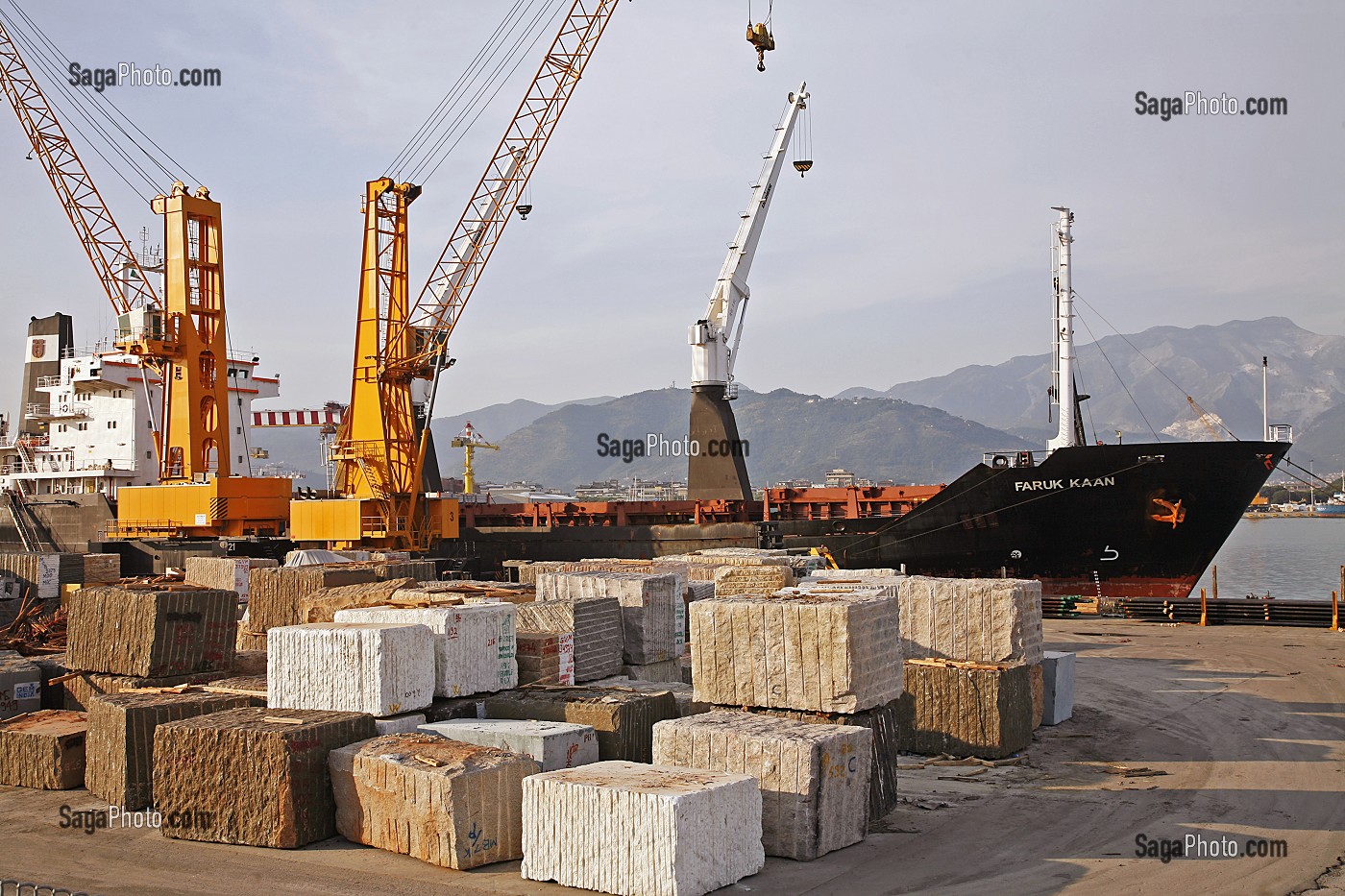 BLOCS DE MARBRE DE CARRARE EN ATTENTE DE TRANSPORT, EXPORTATION DANS LE MONDE ENTIER, QUAI DU PORT DE MARINA DI CARRARA, TOSCANE, ITALIE 