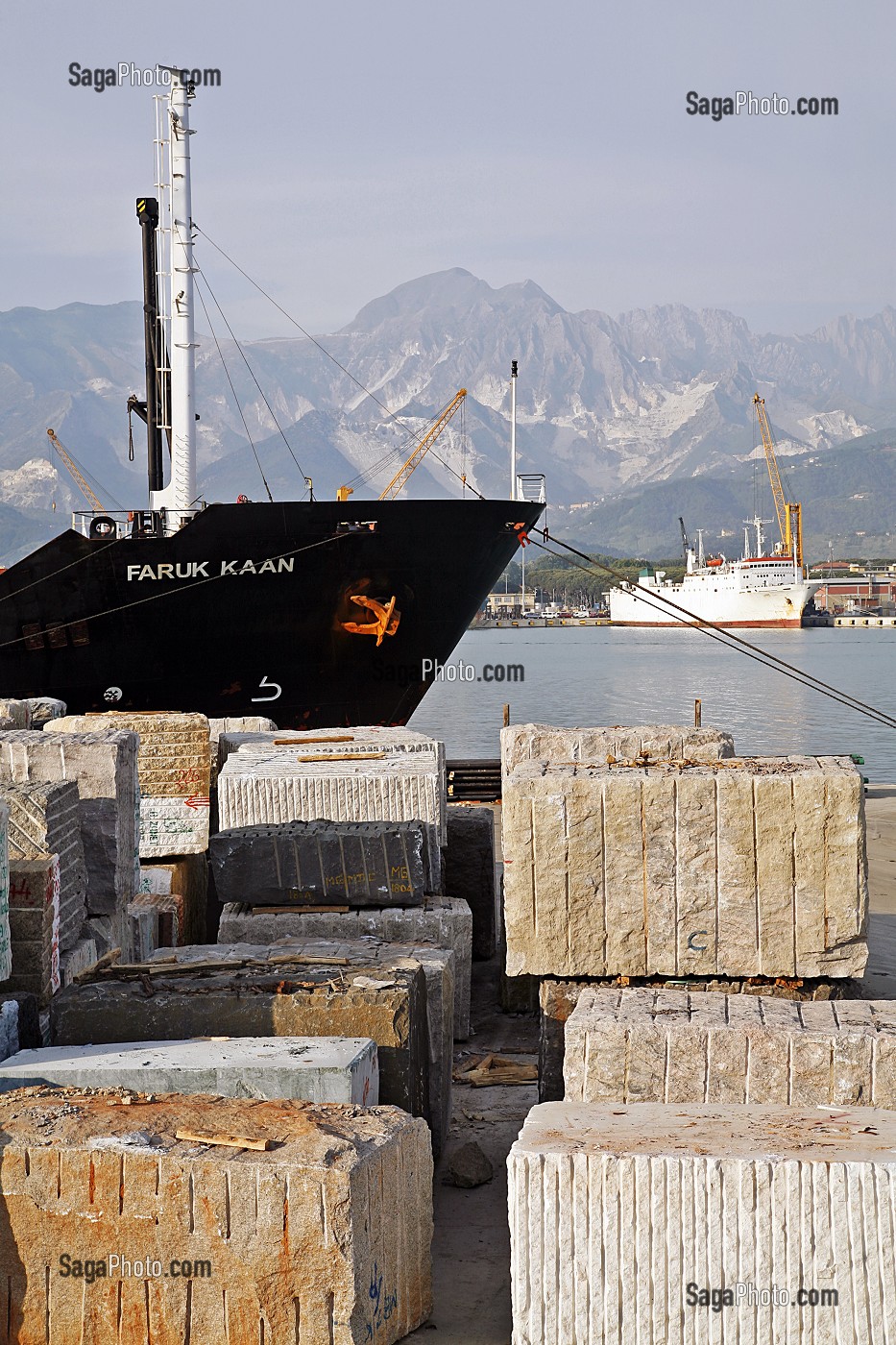 BLOCS DE MARBRE DE CARRARE EN ATTENTE DE TRANSPORT, EXPORTATION DANS LE MONDE ENTIER, QUAI DU PORT DE MARINA DI CARRARA, TOSCANE, ITALIE 