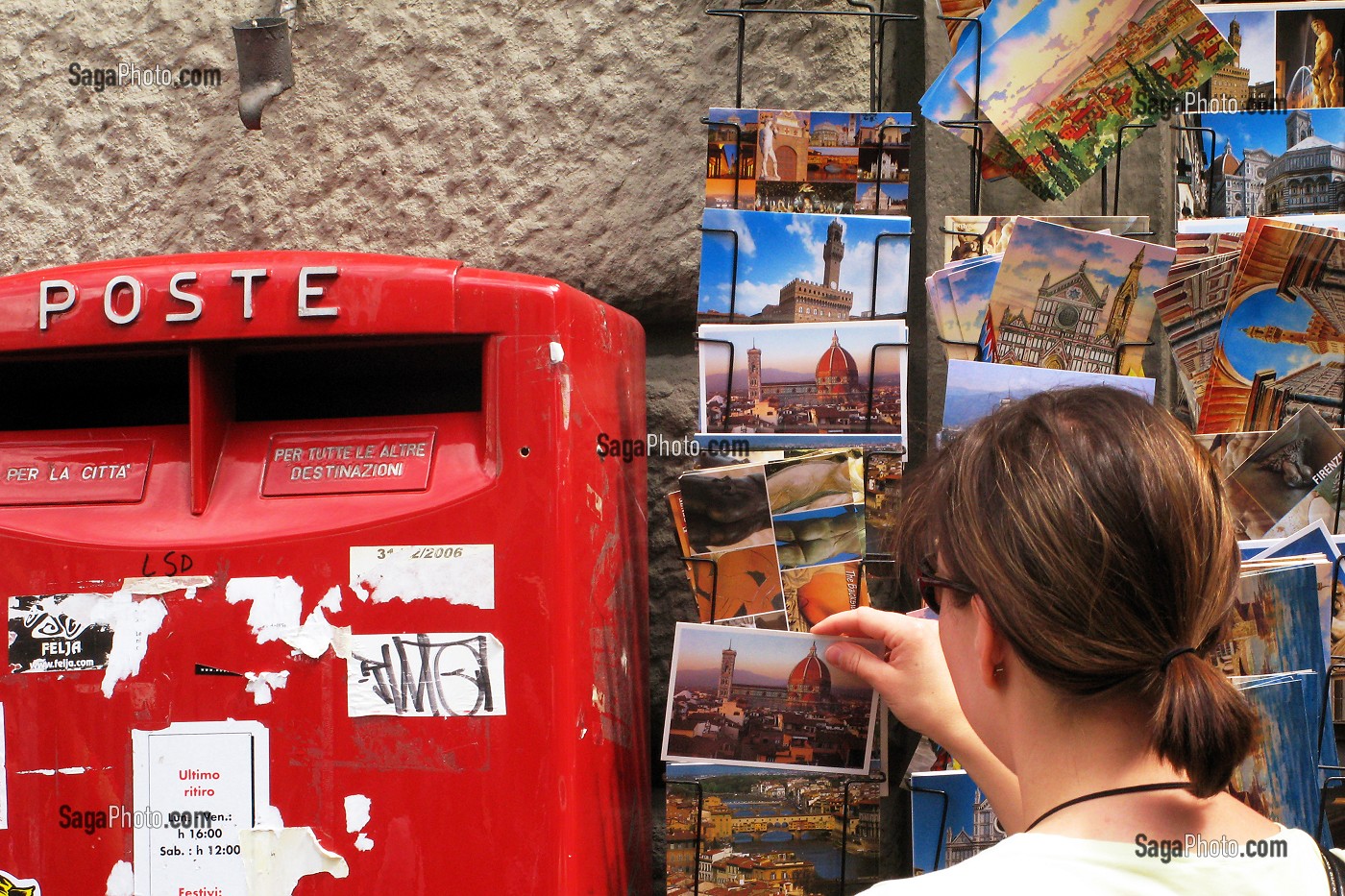 ACHAT DE CARTES POSTALES DEVANT UNE BOITE AUX LETTRES, FLORENCE, TOSCANE, ITALIE 