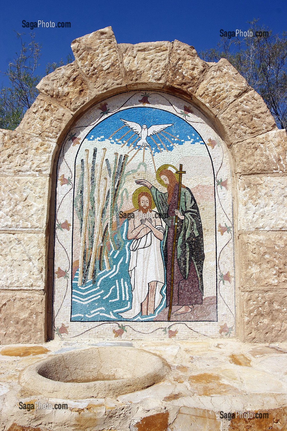 MOSAIQUE MODERNE REPRESENTANT LE BAPTEME DU CHRIST PAR SAINT-JEAN BAPTISTE, SITE DE BETHANIE, BAPTISM SITE, EL-MAGHTAS, WADI KHARRAR, REGION DE LA MER MORTE, JORDANIE 