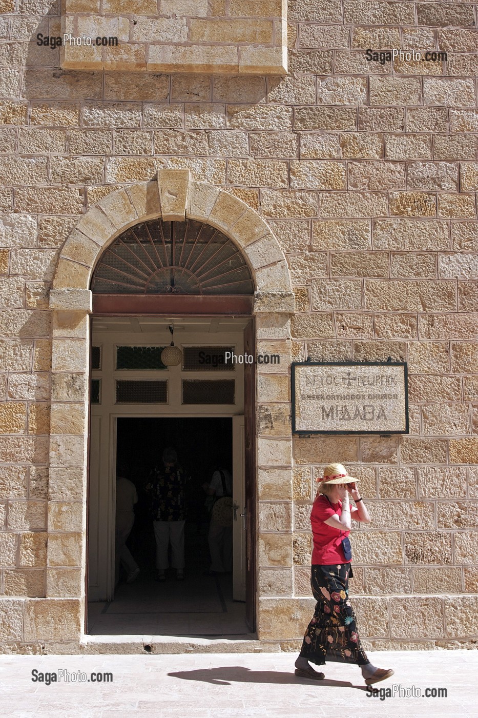 TOURISTES SORTANT DE L'EGLISE ORTHODOXE GRECQUE DE SAINT-GEORGES, ROUTE DES ROIS, MADABA, JORDANIE 